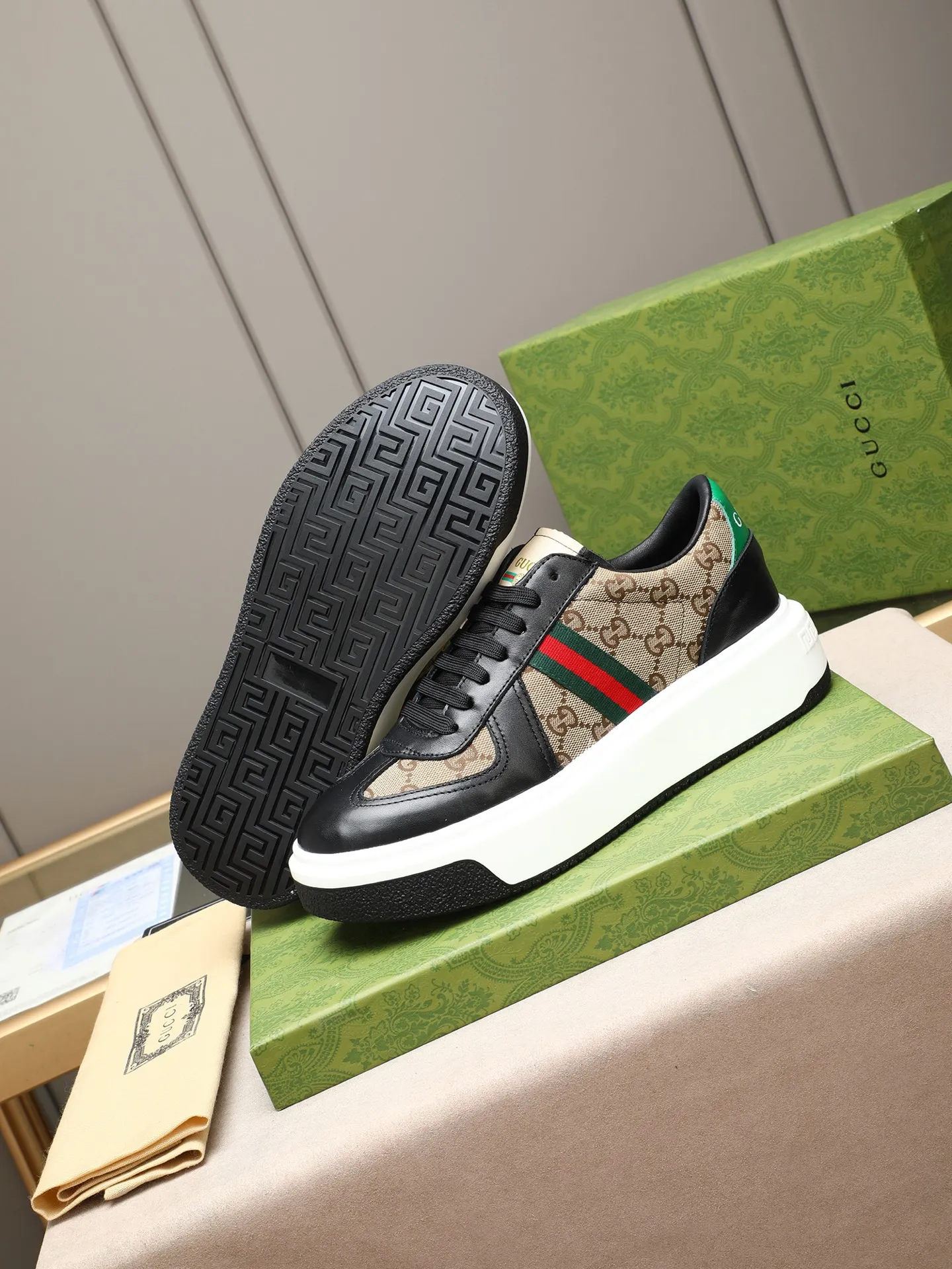 Men's shoes 💰480 New men's shoes GUCCI Fashion trend Made of first-layer calfskin ➕ washed sheep lining! The foot feels super comfortable and the workmanship is impeccable. Foam ultra-light outsole, size: 38-44 (45 customized) 4 colors to choose from!